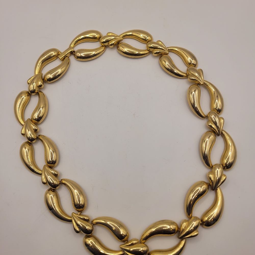 Vintage Gold Tone Necklace is a stylish